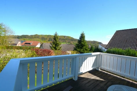 Ruhig gelegenes, freistehendes Haus mit 3 Wohnungen, Terrasse, 2 Balkonen, Garten, Garage und Ausblick