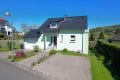 Ruhig gelegenes, freistehendes Haus mit 3 Wohnungen, Terrasse, 2 Balkonen, Garten, Garage und Ausblick