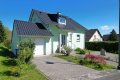 Ruhig gelegenes, freistehendes Haus mit 3 Wohnungen, Terrasse, 2 Balkonen, Garten, Garage und Ausblick