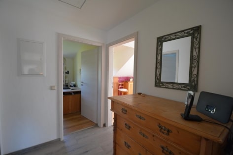 Ruhig gelegenes, freistehendes Haus mit 3 Wohnungen, Terrasse, 2 Balkonen, Garten, Garage und Ausblick