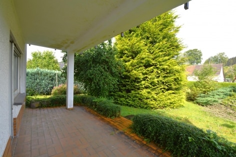 Ruhig gelegenes, freistehendes Haus mit Balkon, Terrasse, Garten und Garage