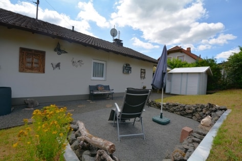Ruhig gelegenes, freistehendes Haus mit Garten, Gartenhaus, Terrasse und Garage