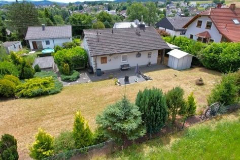 Ruhig gelegenes, freistehendes Haus mit Garten, Gartenhaus, Terrasse und Garage