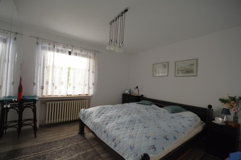 Ruhig gelegenes, freistehendes Haus mit Garten, Gartenhaus, Terrasse und Garage