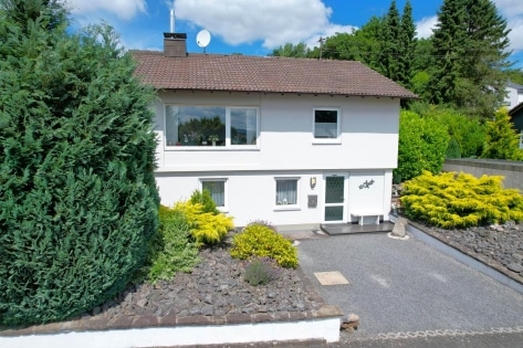 Ruhig gelegenes, freistehendes Haus mit Garten, Gartenhaus, Terrasse und Garage