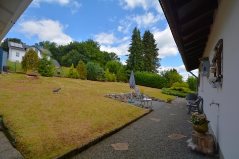 Ruhig gelegenes, freistehendes Haus mit Garten, Gartenhaus, Terrasse und Garage