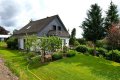 Ruhig gelegenes, freistehendes Haus mit berdachter Terrasse, Balkon, Garten und Garage