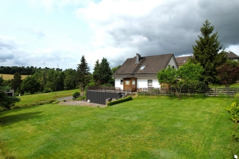 Ruhig gelegenes, freistehendes Haus mit berdachter Terrasse, Balkon, Garten und Garage