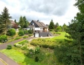 Ruhig gelegenes, freistehendes Haus mit berdachter Terrasse, Balkon, Garten und Garage