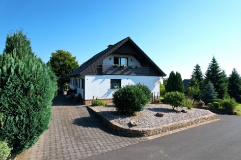 Ruhig gelegenes, freistehendes Wohnhaus mit Balkon, Terrasse und 2 Garagen