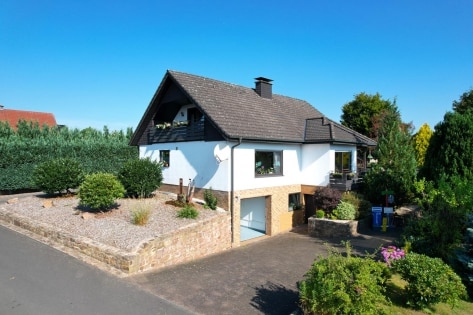 Ruhig gelegenes, freistehendes Wohnhaus mit Balkon, Terrasse und 2 Garagen