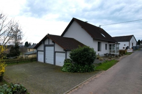 Ruhig gelegenes freistehendes Wohnhaus mit berdachter Terrasse, Garten und 3 Garagen