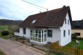 Ruhig gelegenes freistehendes Wohnhaus mit berdachter Terrasse, Garten und 3 Garagen