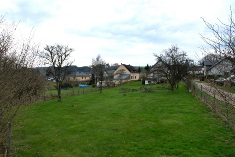 Ruhig gelegenes freistehendes Wohnhaus mit berdachter Terrasse, Garten und 3 Garagen