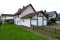 Ruhig gelegenes freistehendes Wohnhaus mit berdachter Terrasse, Garten und 3 Garagen