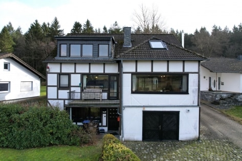 Ruhig gelegenes, freistehendes gerumiges Haus mit Innenschwimmbad, Aussicht, Balkon, Terrasse, Garten und Garage