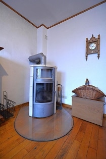 Ruhig gelegenes, ger�umiges Wohnhaus mit Halle, Garage, Wiese und Pferdestall auf einem 6.197 m� gro�en Grundst�ck