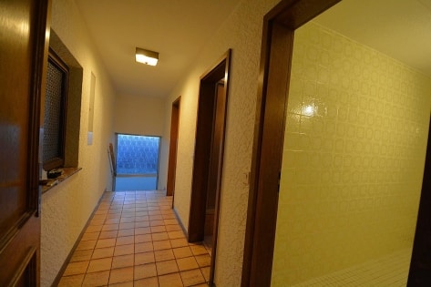 Ruhig gelegenes, ger�umiges Wohnhaus mit Halle, Garage, Wiese und Pferdestall auf einem 6.197 m� gro�en Grundst�ck