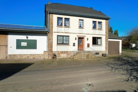 Ruhig gelegenes, ger�umiges Wohnhaus mit Halle, Garage, Wiese und Pferdestall auf einem 6.197 m� gro�en Grundst�ck