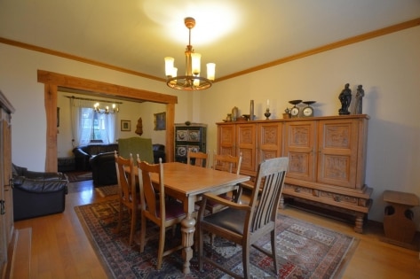 Ruhig gelegenes, ger�umiges Wohnhaus mit Halle, Garage, Wiese und Pferdestall auf einem 6.197 m� gro�en Grundst�ck