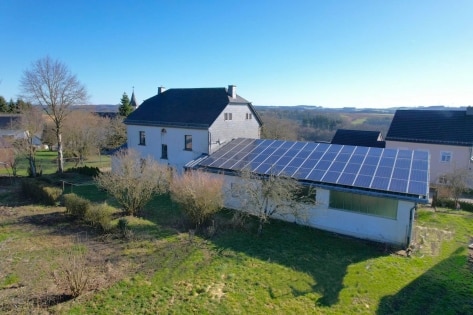 Ruhig gelegenes, ger�umiges Wohnhaus mit Halle, Garage, Wiese und Pferdestall auf einem 6.197 m� gro�en Grundst�ck