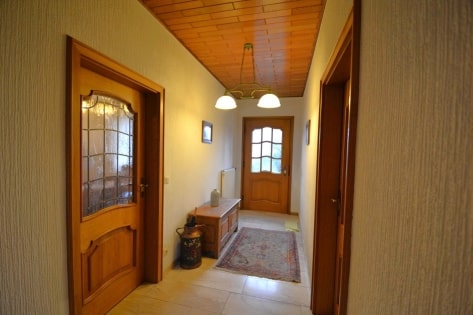 Ruhig gelegenes, ger�umiges Wohnhaus mit Halle, Garage, Wiese und Pferdestall auf einem 6.197 m� gro�en Grundst�ck