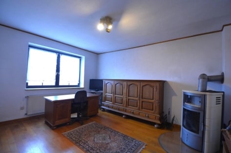 Ruhig gelegenes, ger�umiges Wohnhaus mit Halle, Garage, Wiese und Pferdestall auf einem 6.197 m� gro�en Grundst�ck