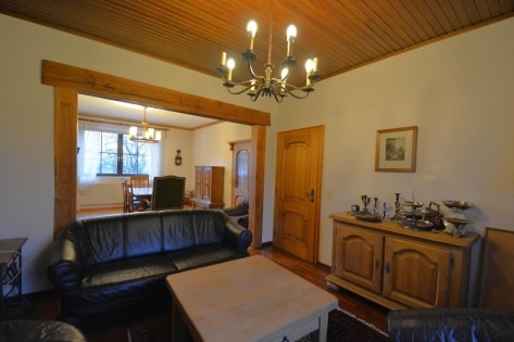 Ruhig gelegenes, ger�umiges Wohnhaus mit Halle, Garage, Wiese und Pferdestall auf einem 6.197 m� gro�en Grundst�ck