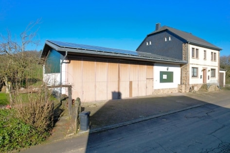 Ruhig gelegenes, ger�umiges Wohnhaus mit Halle, Garage, Wiese und Pferdestall auf einem 6.197 m� gro�en Grundst�ck