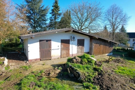 Ruhig gelegenes, ger�umiges Wohnhaus mit Halle, Garage, Wiese und Pferdestall auf einem 6.197 m� gro�en Grundst�ck