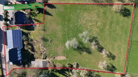 Ruhig gelegenes, ger�umiges Wohnhaus mit Halle, Garage, Wiese und Pferdestall auf einem 6.197 m� gro�en Grundst�ck