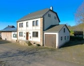 Ruhig gelegenes, ger�umiges Wohnhaus mit Halle, Garage, Wiese und Pferdestall auf einem 6.197 m� gro�en Grundst�ck