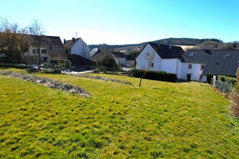 Ruhig gelegenes, gerumiges Wohnhaus mit Terrasse, Garten und Garage