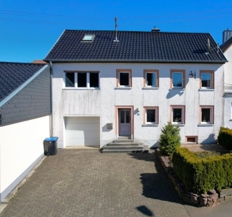Ruhig gelegenes, gerumiges Wohnhaus mit Terrasse, Garten und Garage