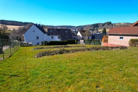 Ruhig gelegenes, gerumiges Wohnhaus mit Terrasse, Garten und Garage
