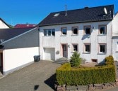 Ruhig gelegenes, gerumiges Wohnhaus mit Terrasse, Garten und Garage