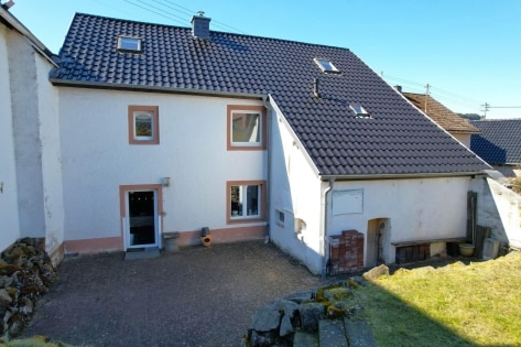 Ruhig gelegenes, gerumiges Wohnhaus mit Terrasse, Garten und Garage