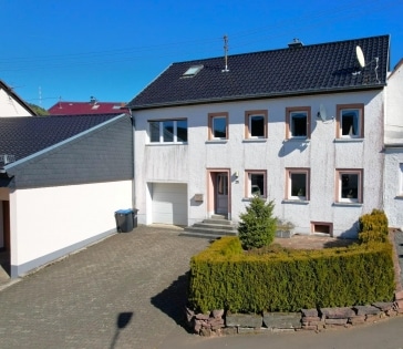 Ruhig gelegenes, gerumiges Wohnhaus mit Terrasse, Garten und Garage