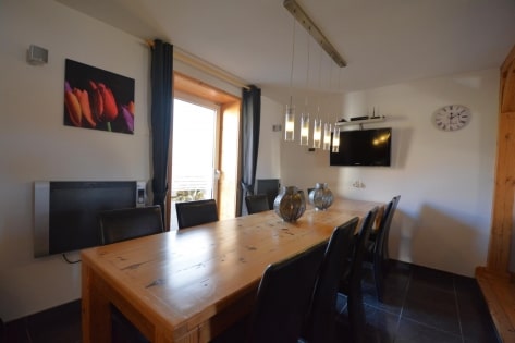 Ruhig gelegenes, gerumiges Wohnhaus mit Terrasse, Garten und Garage