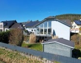 Ruhig gelegenes, schnes Wohnhaus mit Wintergarten, berdachter Terrasse, Balkon, Garten, Gartenhaus, Doppelgarage, PV-Anlage und schner Aussicht