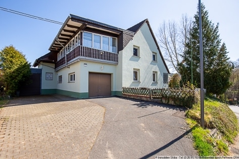 Schner Blick ber Antweiler an der Ahr: Wohnhaus mit groem Garten