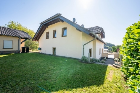 Sehr gepflegtes, grozgiges Zweifamilienwohnhaus in ruhiger Ortsrandlage der Gemeinde dersdorf