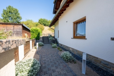 Sehr gepflegtes, grozgiges Zweifamilienwohnhaus in ruhiger Ortsrandlage der Gemeinde dersdorf