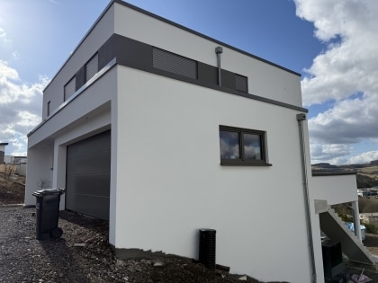 Sie sollten nicht mehr weiter suchen! Neuwertiges Einfamilienwohnhaus in toller Aussichtslage der Stadt Daun!