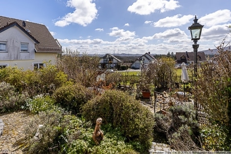 Tolle Aussicht in ruhiger Lage mit stilvoll angelegtem Garten - junges, energieeffizientes Wohnhaus