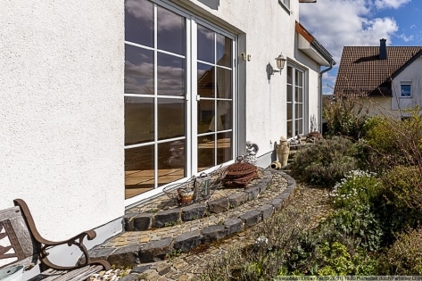 Tolle Aussicht in ruhiger Lage mit stilvoll angelegtem Garten - junges, energieeffizientes Wohnhaus