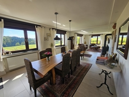 Top-renoviertes Landhaus / Mehrgenerationenhaus mit Einliegerwohnung & Weitblick in ruhiger Dorflage