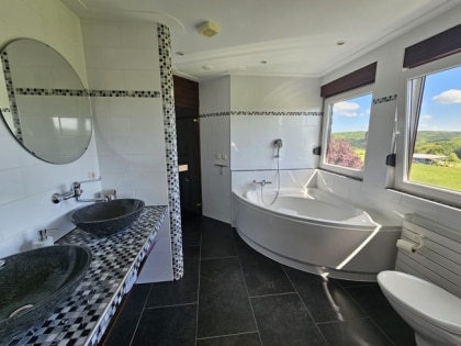 Top-renoviertes Landhaus / Mehrgenerationenhaus mit Einliegerwohnung & Weitblick in ruhiger Dorflage