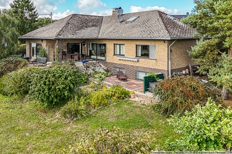 Traumhafter Panoramablick: Gro�z�giger Winkelbungalow am Ortsrand von Senscheid in der Eifel