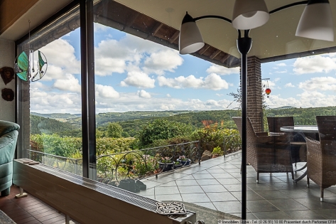 Traumhafter Panoramablick: Gro�z�giger Winkelbungalow am Ortsrand von Senscheid in der Eifel